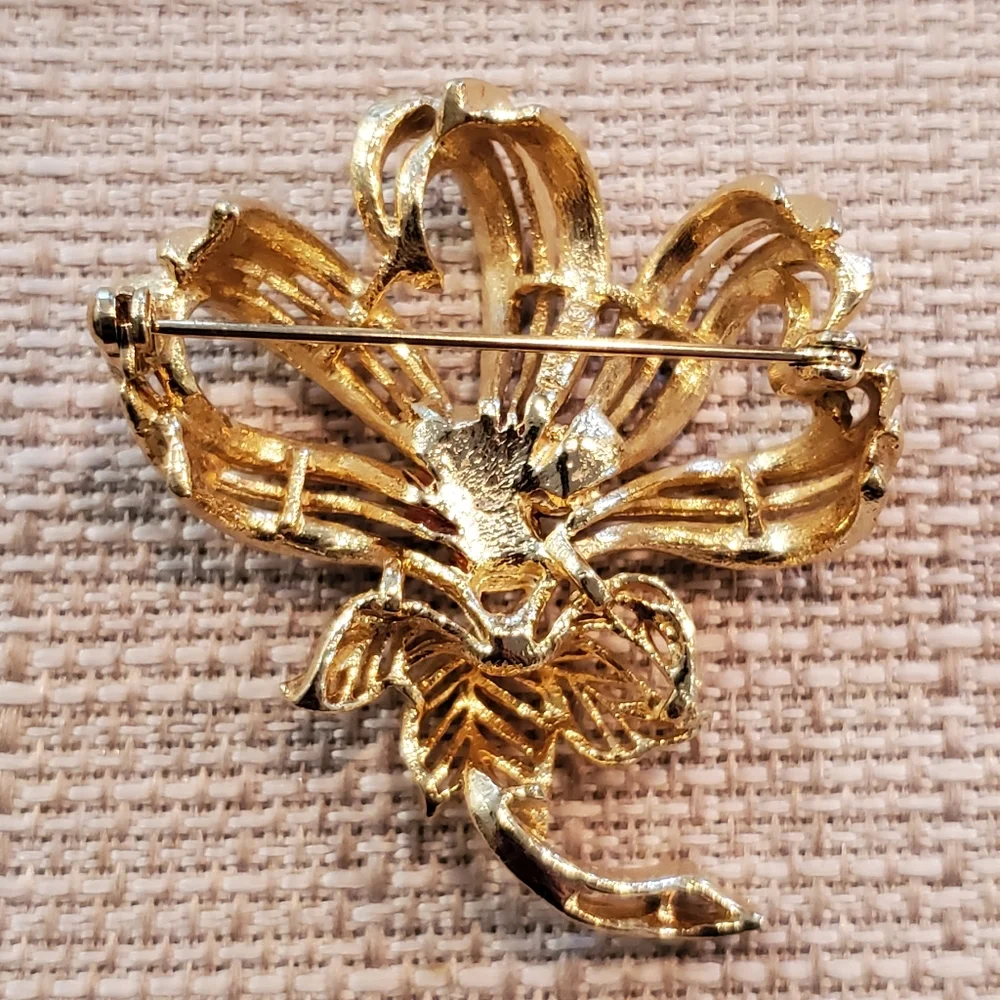 Vintage goldtone & faux pearl flower brooch